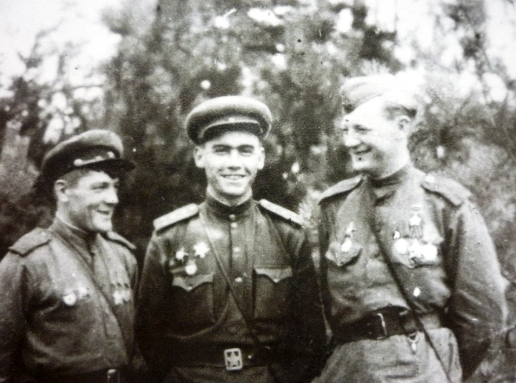 Герой Советского Союза В.Я. Петров с однополчанами. 1944 г..